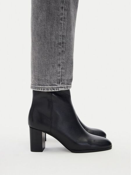 GINO ROSSI Botki C-LT02-01-1 Czarny. Czarne botki Gino Rossi, bez wzorów, ze skóry, bez obcasa, na słupku, bez zapięcia. Za 329.99 zł.