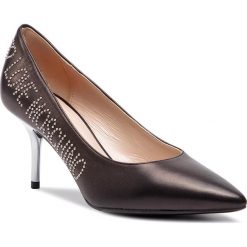 Szpilki LOVE MOSCHINO - JA10067G17IA0000 Nero. Czarne szpilki Love Moschino, z aplikacjami, ze skóry, bez obcasa, na obcasie, bez zapięcia. W wyprzedaży za 539.00 zł.
