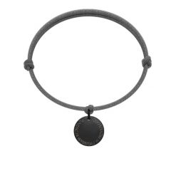 Bransoletka z czarnym medalikiem Fundacja Wybiegaj w Przyszłość na grubym ciemnoszarym sznurku. Czarne bransoletki Lilou, ze stali. Za 129.00 zł.