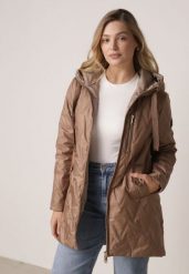 Jasnobrązowa Pikowana Kurtka Przejściowa Parka z Kapturem o Długim Kroju z Ozdobą Isaline. Brązowe kurtki Born2be, l, z dresówki, klasyczne, z kapturem. Za 149.99 zł.