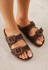 Brązowe Klapki VICES Ozdobione Przeszyciami i Klamrami z Imitacji Drewna Kallinope. Brązowe klapki Born2be, bez wzorów, bez obcasa, na płaskiej podeszwie. Za 99.99 zł.