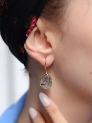 L'Atelier de Gaia Pozłacane kolczyki z czarnym rutylem rozmiar: onesize. Szare kolczyki L'Atelier de Gaia, pozłacane, z zapięciem typu bigiel. Za 39.99 zł.