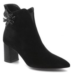 Czarne Botki S.Barski Eleganckie Obuwie Damskie Z Broszką. Czarne botki S.BARSKI, z aplikacjami, ze szpiczastym noskiem, bez obcasa, na obcasie, bez zapięcia. Za 365.99 zł.