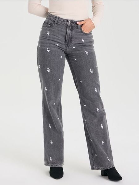 Jeansy wide leg high waist z kwiatowym haftem - szary. Szare jeansy Sinsay, bez wzorów, z podwyższonym stanem. Za 79.99 zł.
