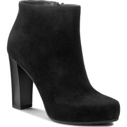 Botki GINO ROSSI - DBH225-S82-R500-9900-0 99. Czarne botki Gino Rossi, bez wzorów, ze skóry, bez obcasa, na obcasie, bez zapięcia. W wyprzedaży za 299.00 zł.