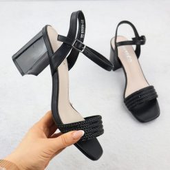 Sandały damskie na słupku czarne Vinceza 62228. Czarne sandały VINCEZA, bez wzorów, ze skóry ekologicznej, bez obcasa, na słupku, bez zapięcia. Za 139.99 zł.