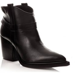 POLSKIE BOTKI NOWY MODEL 06423/39 SKÓRA LICOWA CZARNE. Czarne botki CALZADO, bez wzorów, ze skóry, bez obcasa, bez zapięcia. W wyprzedaży za 319.99 zł.