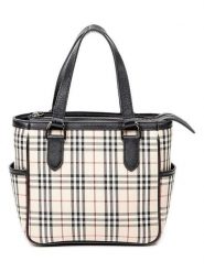 Burberry Torebka w kolorze kremowym - 21 x 19 x 10 cm rozmiar: onesize. Brązowe torebki klasyczne Burberry, bez wzorów, z materiału, bez dodatków. Za 2,514.99 zł.