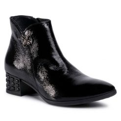 Botki Lasocki. Czarne botki Lasocki, bez wzorów, bez obcasa, na słupku, bez zapięcia. Za 134.99 zł.