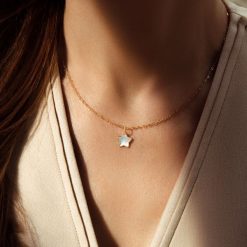 Naszyjnik ze złota próby 585 z gwiazdką z masy perłowej. Żółte naszyjniki Lilou, z perłą, złote. Za 1,846.00 zł.