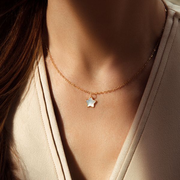 Naszyjnik ze złota próby 585 z gwiazdką z masy perłowej. Żółte naszyjniki Lilou, z perłą, złote. Za 1,846.00 zł.