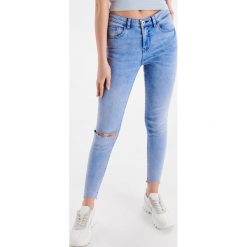 Jeansy Skinny z przetarciami - Niebieski. Jeansy Cropp. Za 79.99 zł.
