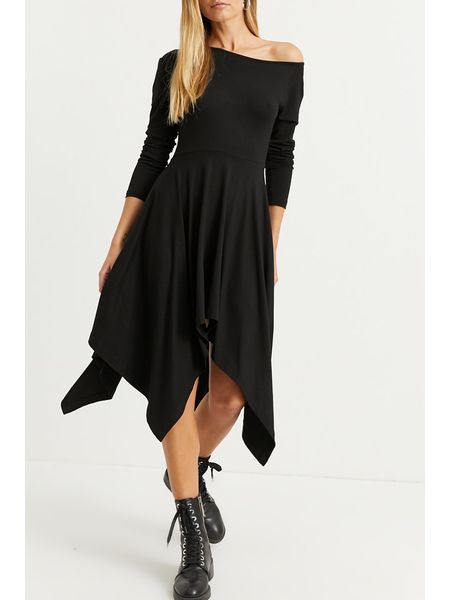 LA Angels Sukienka w kolorze czarnym rozmiar: S. Czarne sukienki LA Angels, s, bez wzorów, z asymetrycznym kołnierzem, bez ramiączek, midi, asymetryczne. Za 159.95 zł.