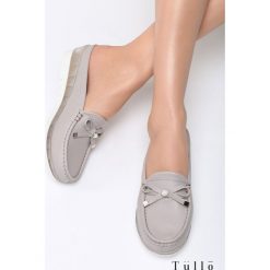 Szare Klapki Bompton. Szare klapki Born2be, bez wzorów, z materiału, bez obcasa, na koturnie. Za 29.99 zł.