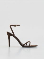 Sandały na szpilce - ciemnobrązowy. Brązowe sandały Reserved, bez wzorów, bez obcasa, na szpilce, bez zapięcia. Za 159.99 zł.