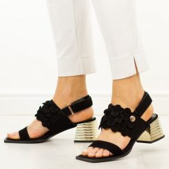 Czarne skórzane sandały damskie DiA 3145. Czarne sandały DiA, bez wzorów, ze skóry, eleganckie, bez obcasa, na obcasie, bez zapięcia. Za 379.00 zł.