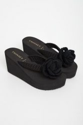 Klapki damskie na koturnie TWINSET U&B. Klapki Twinset U&B, bez wzorów, bez obcasa, na koturnie. Za 509.00 zł.