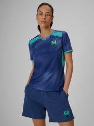 4F Koszulka piłkarska regular szybkoschnąca damska - denim S. Niebieskie koszulki sportowe 4f, bez wzorów, z denimu, bez ramiączek, na fitness i siłownię. Za 119.99 zł.