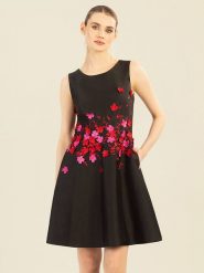 APART Sukienka w kolorze czarnym rozmiar: 38. Czarne sukienki Apart, bez wzorów, bez kołnierzyka, bez ramiączek, mini, rozkloszowane. Za 575.95 zł.