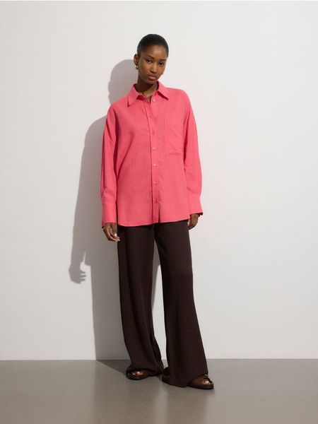 Koszula oversize z dodatkiem lnu - intenstywna czerwień. Czerwone koszule Reserved, l, bez wzorów, z wiskozy, bez kołnierzyka, bez ramiączek. W wyprzedaży za 39.99 zł.