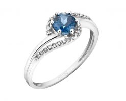 Pierścionek z białego złota z diamentami i topazem London Blue - próba 375. Białe pierścionki Apart, z diamentem, złote. Za 1,859.00 zł.