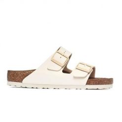 Klapki damskie Birkenstock Arizona. Białe klapki Birkenstock, bez wzorów, z jeansu, bez obcasa. Za 374.40 zł.
