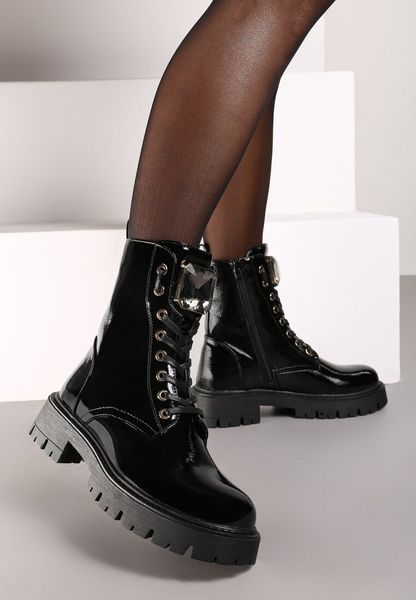 Czarne Lakierowane Botki Workery na Grubej Podeszwie Ozdobione Kryształkiem Arreilla. Czarne botki Born2be, bez wzorów, z jeansu, bez obcasa, na obcasie, bez zapięcia. Za 94.99 zł.