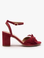 Bordowe sandały z kokardą. Czerwone sandały Ryłko, bez wzorów, ze skóry, eleganckie, z okrągłym noskiem, bez obcasa, na obcasie, bez zapięcia. Za 399.99 zł.