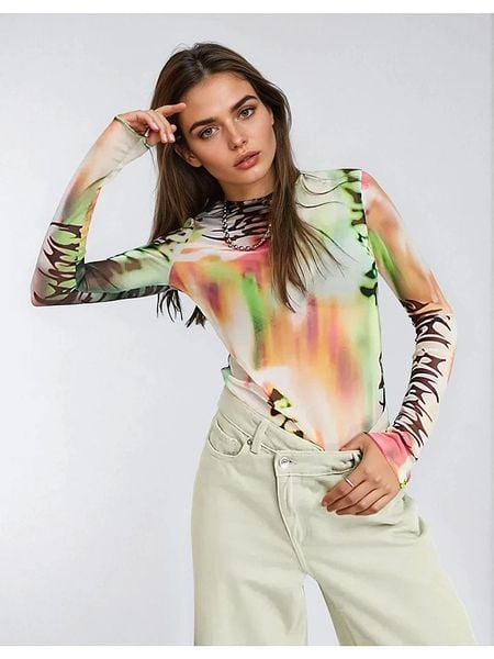 Weekday Koszulka ze wzorem rozmiar: M. Bluzki Weekday, m, bez wzorów, bez kołnierzyka, bez ramiączek. Za 47.94 zł.