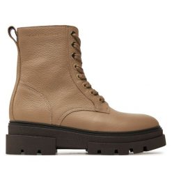 Botki Tommy Hilfiger. Brązowe botki TOMMY HILFIGER, bez wzorów, bez obcasa, na płaskiej podeszwie, bez zapięcia. Za 899.99 zł.