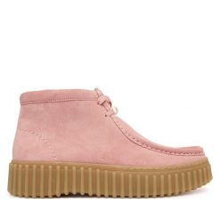 Trzewiki Clarks. Czerwone botki Clarks, bez wzorów, bez obcasa, na płaskiej podeszwie, bez zapięcia. Za 569.99 zł.