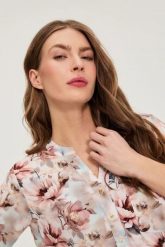 Koszula z wiskozy w kwiaty różowa. Czerwone koszule MOODO, bez wzorów, z wiskozy, bez kołnierzyka, bez ramiączek. Za 99.99 zł.