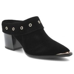 Klapki damskie S.Barski, typu mule na stabilnym obcasie z ozdobnym paskiem z metalowymi oczkami i subtelnym metalicznym akcentem przy nosku, czarne,. Czarne klapki S.BARSKI, bez wzorów, bez obcasa, na obcasie. Za 323.90 zł.