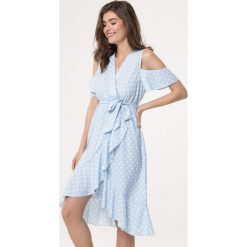Jasnoniebieska Sukienka Meteor. Sukienki Born2be, m, bez wzorów, bez kołnierzyka, bez ramiączek, midi, kopertowe. Za 79.99 zł.
