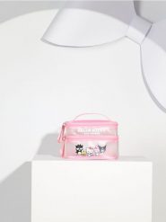 Kosmetyczka z przegródkami Hello Kitty and Friends - różowy. Czerwone kufry i kosmetyczki Sinsay, bez wzorów, bez dodatków. Za 35.99 zł.