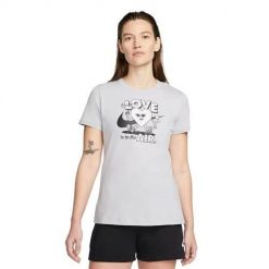 Koszulka sportowa damska Nike W Nsw Tee Ss Vday. Szare koszulki sportowe Nike, bez wzorów, bez ramiączek. W wyprzedaży za 123.75 zł.