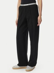 Guess Spodnie materiałowe V6BB14 W4758 Czarny Regular Fit. Czarne spodnie materiałowe Guess, m, z aplikacjami, z materiału. Za 369.99 zł.