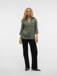 Vero Moda Bluzka w kolorze zielonym rozmiar: M. Zielone bluzki Vero Moda, m, bez wzorów, z wiskozy, klasyczne, bez kołnierzyka, bez ramiączek. Za 52.79 zł.