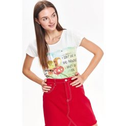 T-SHIRT DAMSKI Z NADRUKIEM. Białe t-shirty TROLL, l, bez wzorów, bez kołnierzyka, bez ramiączek. W wyprzedaży za 14.99 zł.