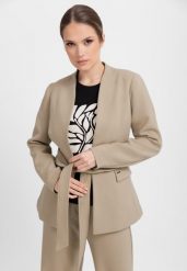 Beżowy żakiet JB-MIRELLA. Brązowe marynarki i żakiety Volcano, uniwersalny, bez wzorów, z dzianiny, klasyczne. Za 249.99 zł.