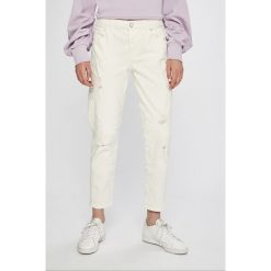 Guess Jeans - Jeansy Vanille. Białe jeansy Guess Jeans, z aplikacjami, z obniżonym stanem. W wyprzedaży za 229.90 zł.