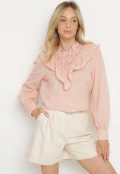 Różowa Bawełniana Bluzka z Ażurowym Haftem i Falbaną Przy Dekolcie Neveine. Czerwone bluzki Born2be, m, w ażurowe wzory, z bawełny, boho, bez kołnierzyka, bez ramiączek. W wyprzedaży za 50.99 zł.