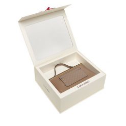 Kosmetyczka Calvin Klein. Brązowe kufry i kosmetyczki Calvin Klein, bez wzorów, bez dodatków. Za 369.99 zł.