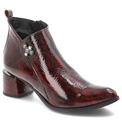 Botki damskie Armodo o eleganckim fasonie z lakierowaną cholewką ozdobną aplikacją z kryształkami i stabilnym obcasem typu słupek bordowe, 2576 Bordo. Czerwone botki Armodo, z aplikacjami, z jeansu, bez obcasa, na obcasie, bez zapięcia. Za 479.00 zł.