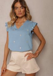 Niebieska Bluzka z Dodatkiem Wiskozy z Naszywkami Sercami i Falbanami przy Ramionach Vimassha. Niebieskie bluzki Renee, m, z aplikacjami, z jeansu, eleganckie, bez kołnierzyka, bez ramiączek. W wyprzedaży za 47.99 zł.