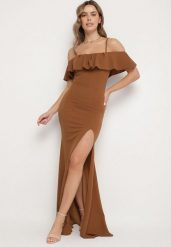 Brązowa Sukienka z Odkrytymi Ramionami i Rozcięciem Zdobiona Falbanką Maranitia. Brązowe sukienki Born2be, na co dzień, l, z aplikacjami, eleganckie, bez kołnierzyka, bez ramiączek, maxi, kopertowe. Za 119.99 zł.