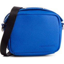 Torebka CALVIN KLEIN JEANS - Logo Banner Camera Bag K40K400807 455. Niebieskie listonoszki Calvin Klein Jeans, bez wzorów, z jeansu, bez dodatków. W wyprzedaży za 239.00 zł.