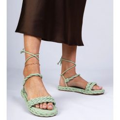 Zielone sandały damskie plecione. Zielone sandały bez wzorów, z syntetyku, eleganckie, z okrągłym noskiem, bez obcasa, na obcasie, bez zapięcia. Za 75.95 zł.