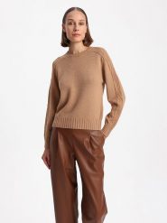 BGN Sweter w kolorze jasnobrązowym rozmiar: 38. Brązowe swetry BGN, bez wzorów, ze splotem, bez ramiączek. Za 118.56 zł.