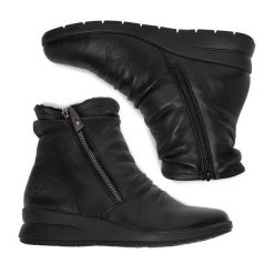 Botki Rieker. Czarne botki Rieker, bez wzorów, bez obcasa, na koturnie, bez zapięcia. Za 439.99 zł.